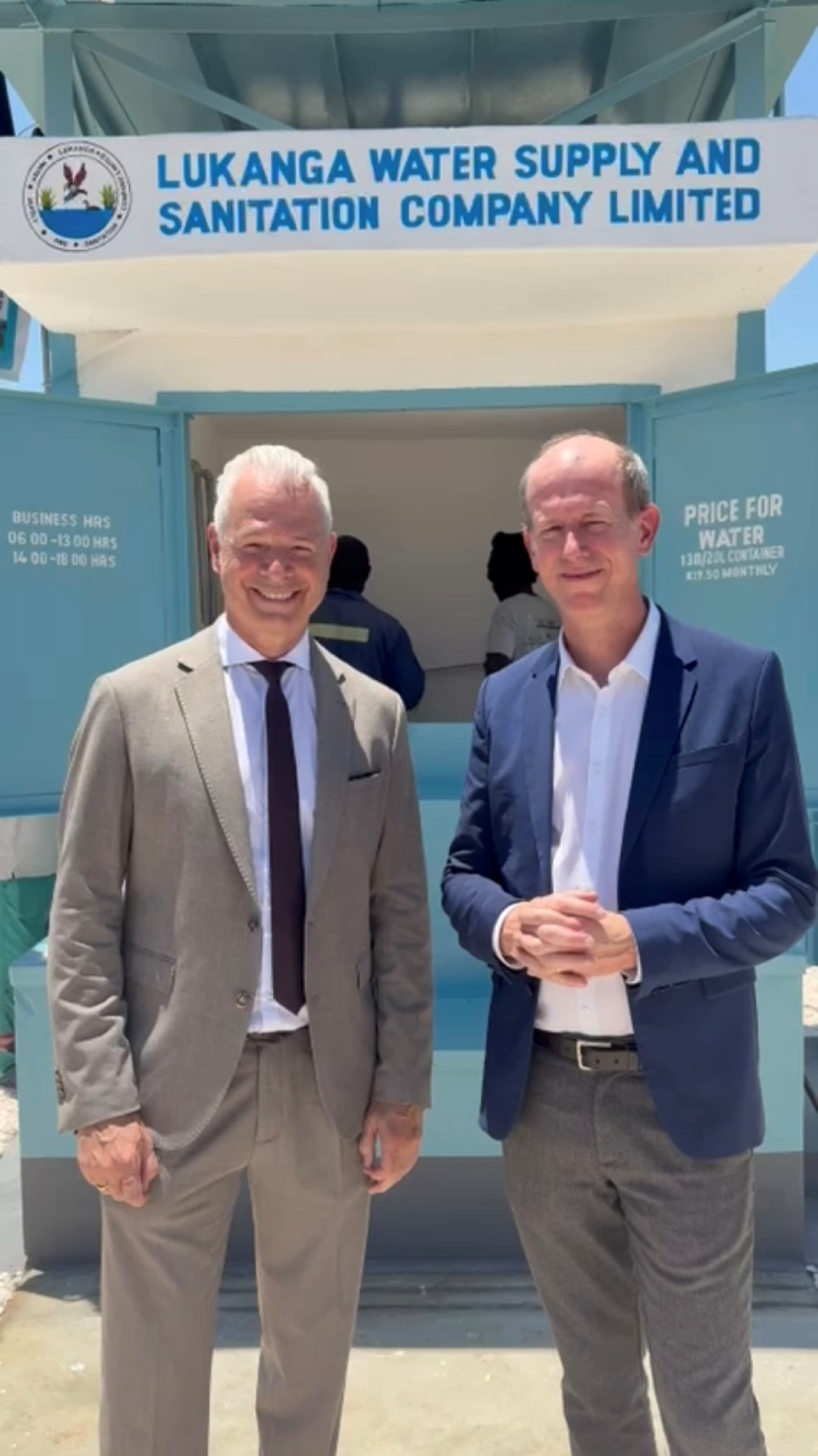 Prof. Dr. Frank Obenaus, Vorstand für Wassermanagement und Technik bei Emschergenossenschaft und Lippeverband, und Gelsenwasser-Vorstand Dr, Dirk Waider (re.) im November 2025 bei der Einweihung des Wasserkiosks im sambischen Chisamba. © EGLV  