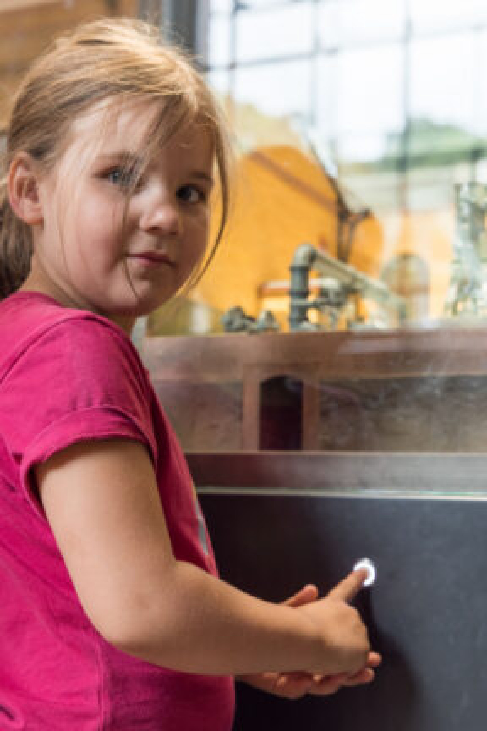 Motive Flyer, Kinder in der Dauerausstellung